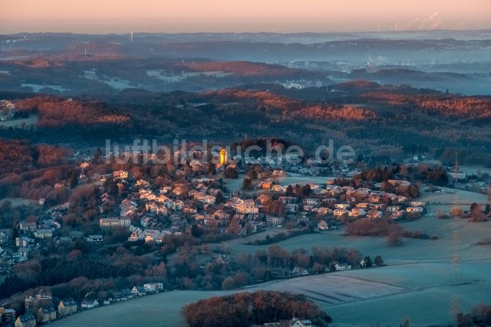 Witten aus der Vogelperspektive: Industriedenkmal Wasserturm - gelb erstrahlend im Sonnenaufgang im Ortsteil Bommern in Witten im Bundesland Nordrhein-Westfalen