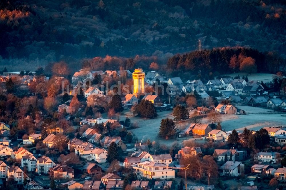 Luftbild Witten - Industriedenkmal Wasserturm - gelb erstrahlend im Sonnenaufgang im Ortsteil Bommern in Witten im Bundesland Nordrhein-Westfalen