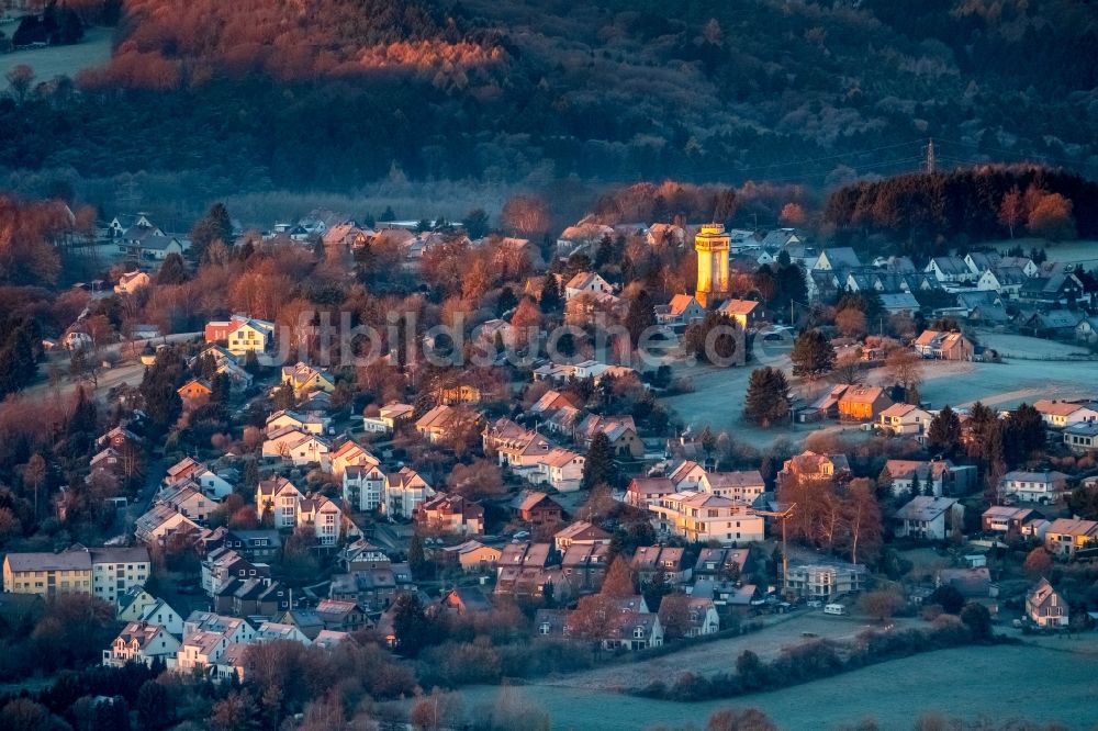 Luftaufnahme Witten - Industriedenkmal Wasserturm - gelb erstrahlend im Sonnenaufgang im Ortsteil Bommern in Witten im Bundesland Nordrhein-Westfalen