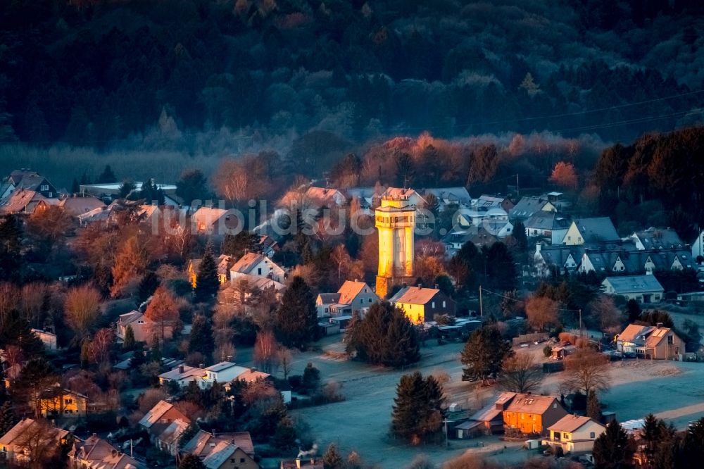 Witten von oben - Industriedenkmal Wasserturm - gelb erstrahlend im Sonnenaufgang im Ortsteil Bommern in Witten im Bundesland Nordrhein-Westfalen