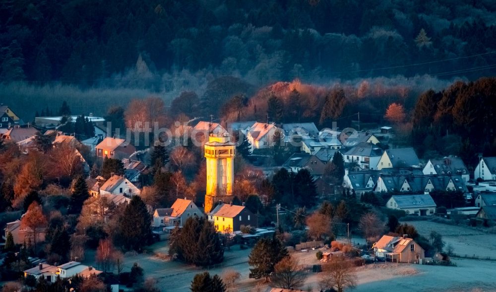 Witten aus der Vogelperspektive: Industriedenkmal Wasserturm - gelb erstrahlend im Sonnenaufgang im Ortsteil Bommern in Witten im Bundesland Nordrhein-Westfalen