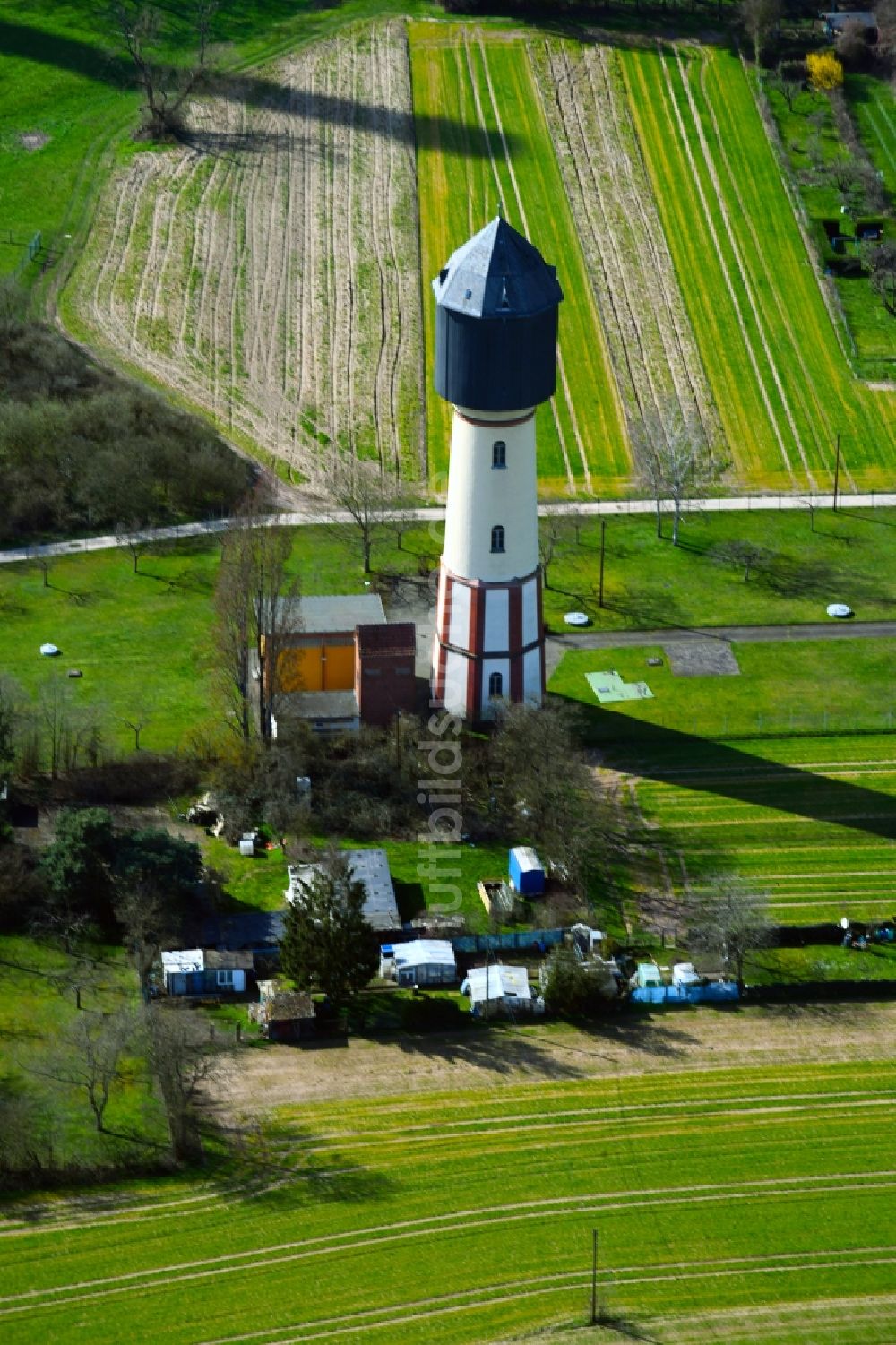 Luftaufnahme Großauheim - Industriedenkmal Wasserturm in Großauheim im Bundesland Hessen, Deutschland