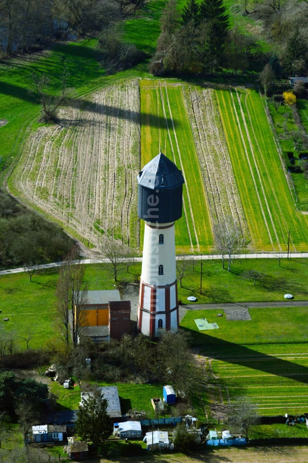 Großauheim von oben - Industriedenkmal Wasserturm in Großauheim im Bundesland Hessen, Deutschland