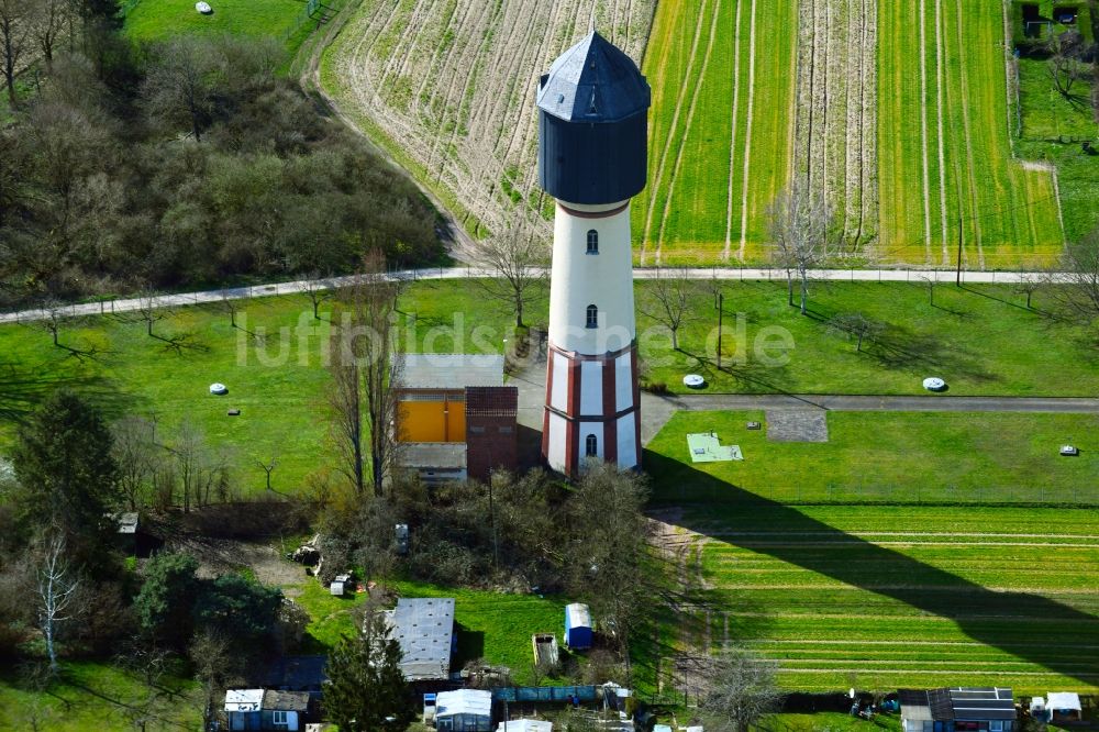 Großauheim aus der Vogelperspektive: Industriedenkmal Wasserturm in Großauheim im Bundesland Hessen, Deutschland