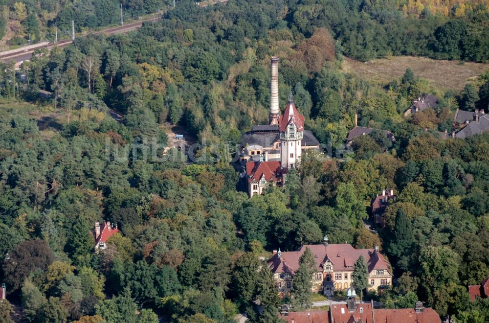 Beelitz von oben - Industriedenkmal Wasserturm und Heizhaus in Beelitz im Bundesland Brandenburg