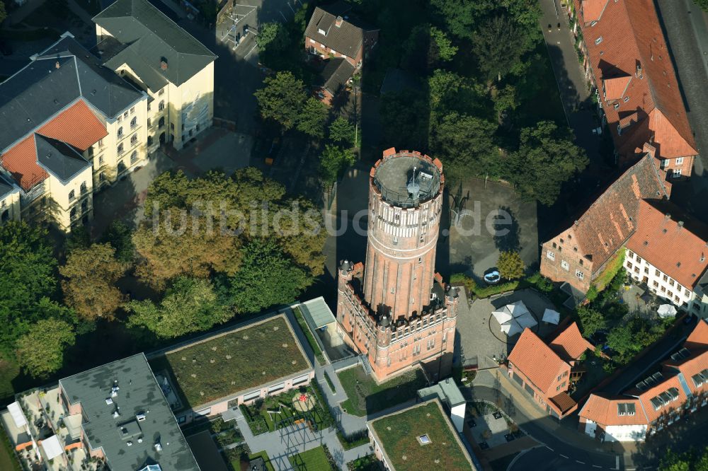 Lüneburg von oben - Industriedenkmal Wasserturm in Lüneburg im Bundesland Niedersachsen, Deutschland