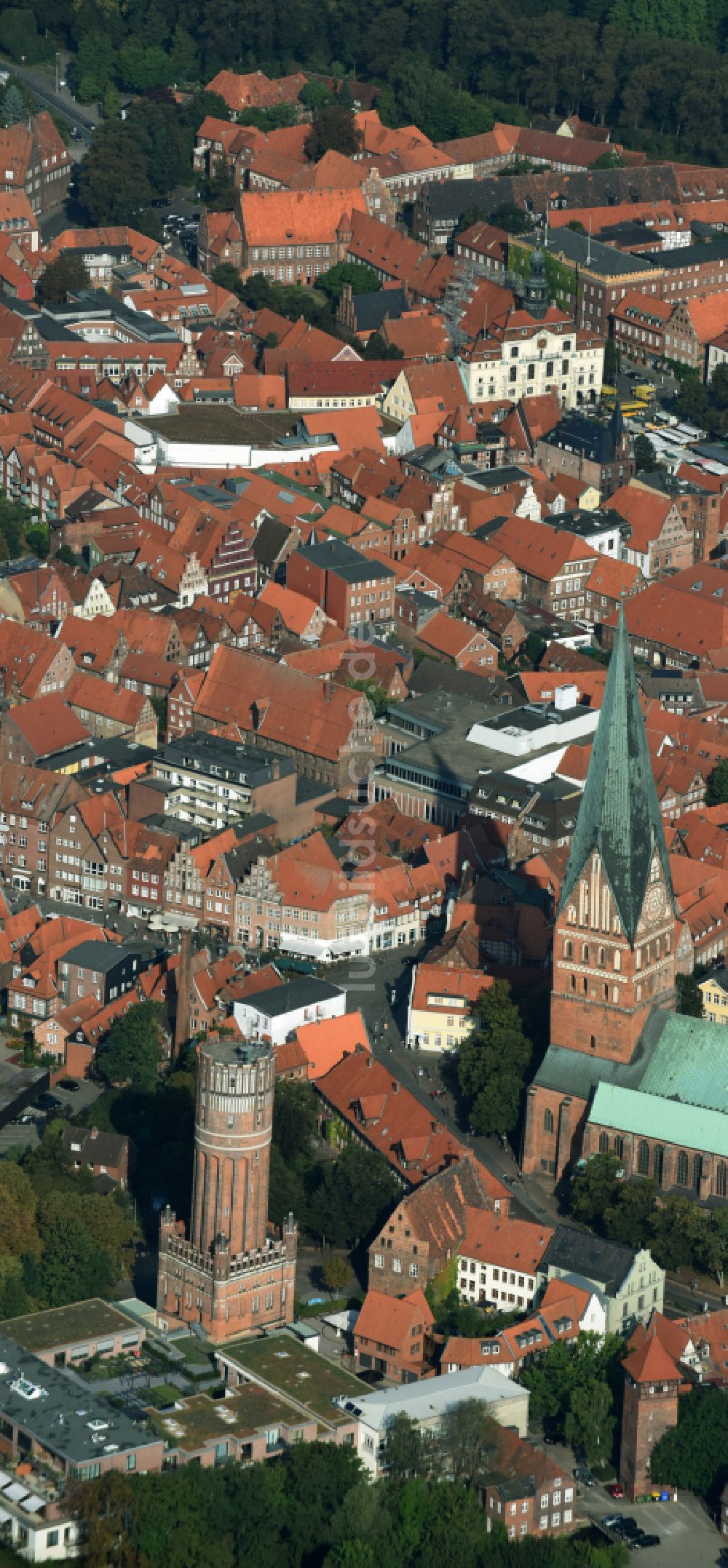 Lüneburg von oben - Industriedenkmal Wasserturm in Lüneburg im Bundesland Niedersachsen, Deutschland