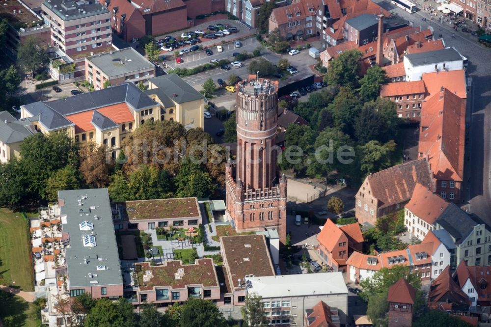 Lüneburg von oben - Industriedenkmal Wasserturm in Lüneburg im Bundesland Niedersachsen, Deutschland