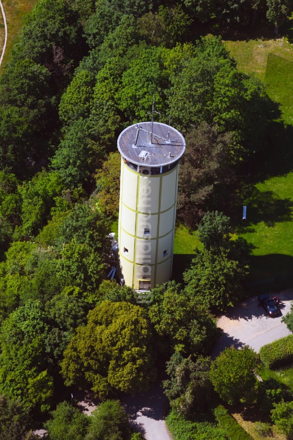 Wiesbaden von oben - Industriedenkmal Wasserturm im Ortsteil Sonnenberg in Wiesbaden im Bundesland Hessen, Deutschland