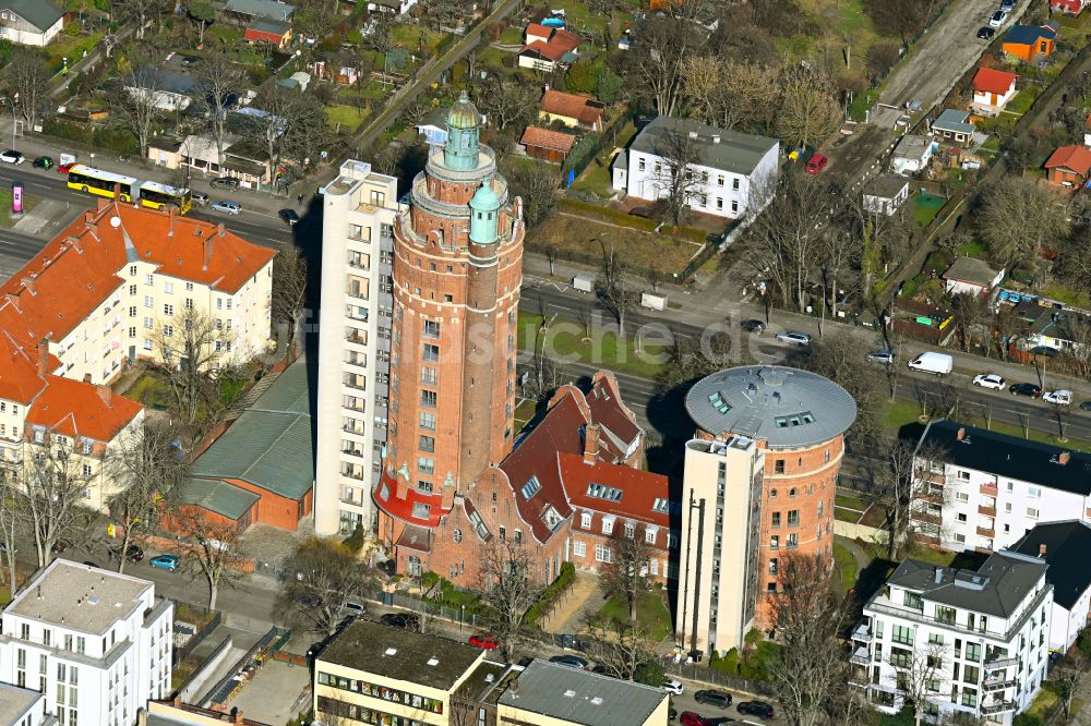 Luftaufnahme Berlin - Industriedenkmal Wasserturm im Ortsteil Westend in Berlin, Deutschland