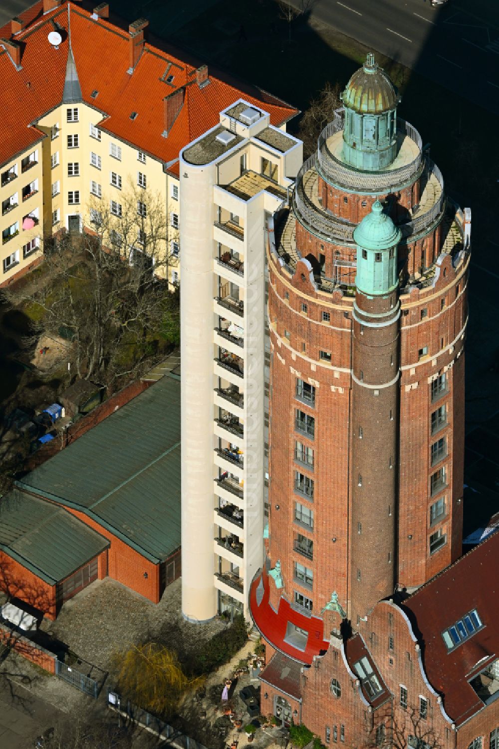 Berlin aus der Vogelperspektive: Industriedenkmal Wasserturm im Ortsteil Westend in Berlin, Deutschland