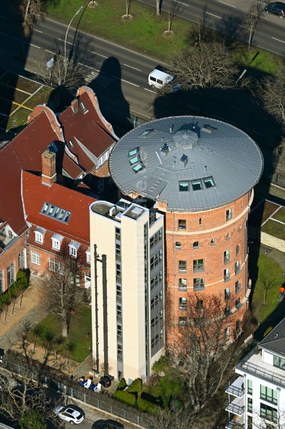 Berlin aus der Vogelperspektive: Industriedenkmal Wasserturm im Ortsteil Westend in Berlin, Deutschland