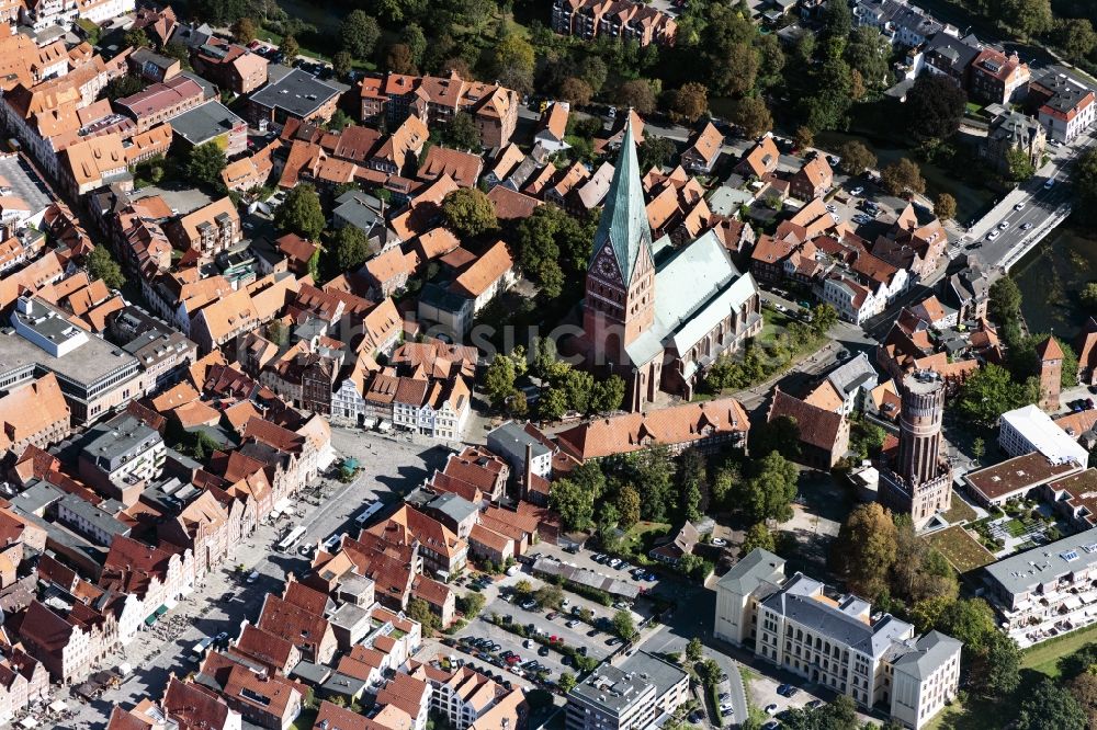 Lüneburg aus der Vogelperspektive: Industriedenkmal Wasserturm und Ratsmühle sowie die St.Johanniskirche in Lüneburg im Bundesland Niedersachsen, Deutschland