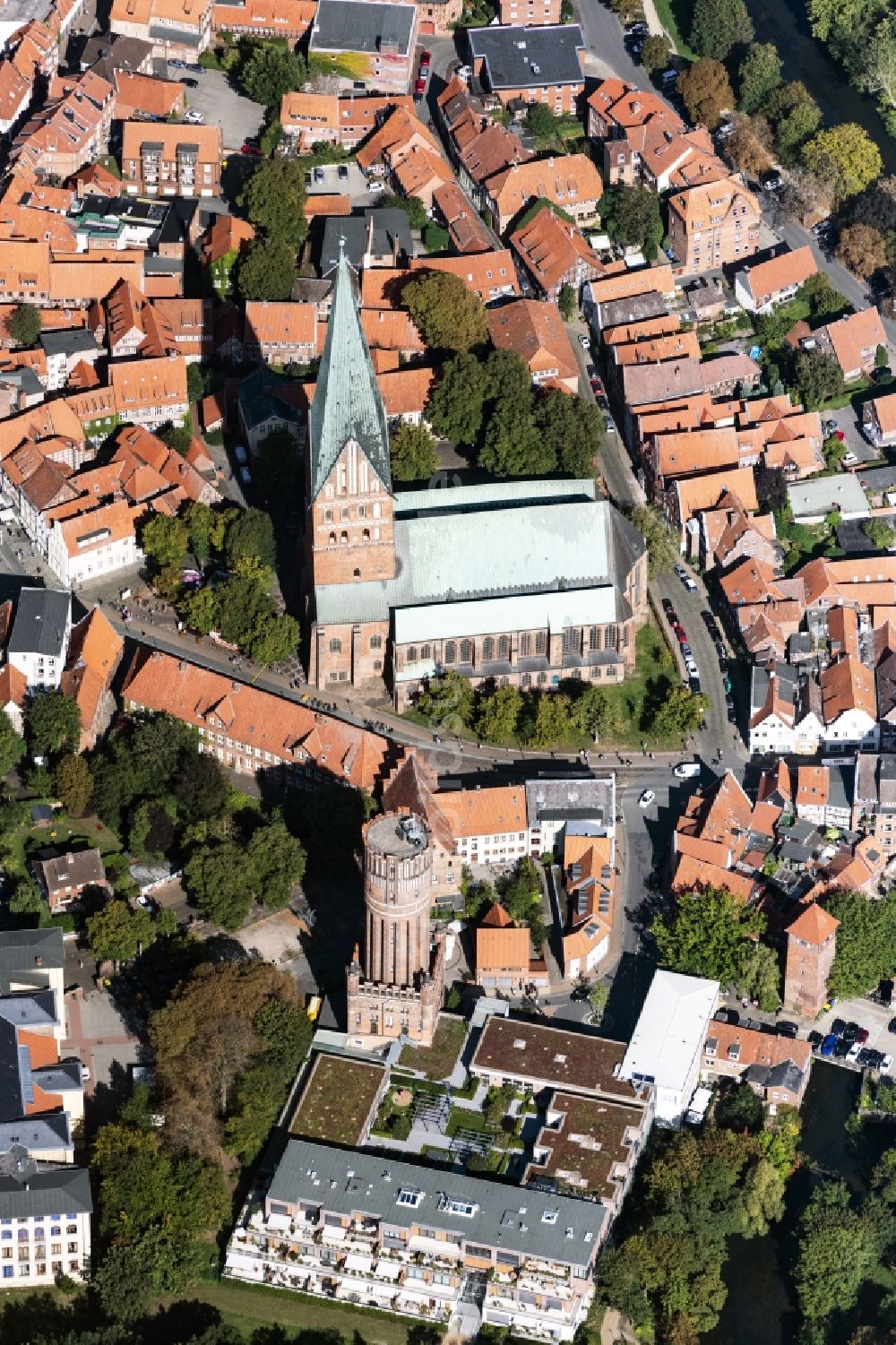 Luftbild Lüneburg - Industriedenkmal Wasserturm und Ratsmühle sowie die St.Johanniskirche in Lüneburg im Bundesland Niedersachsen, Deutschland