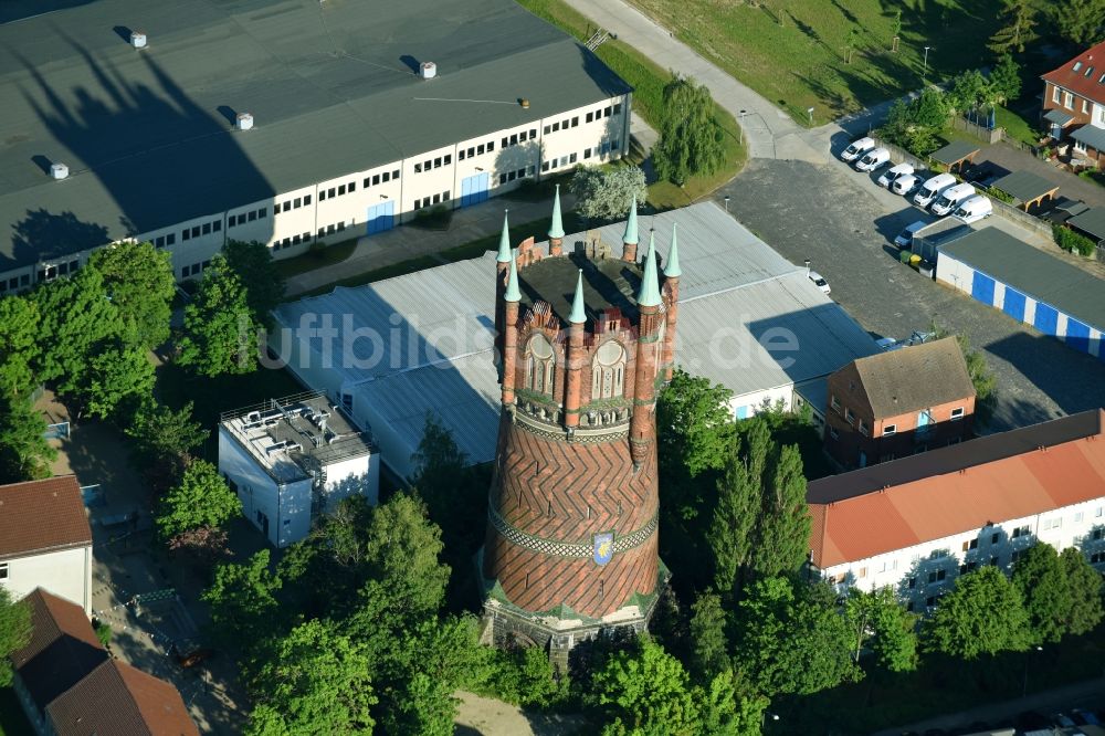 Luftaufnahme Rostock - Industriedenkmal Wasserturm in Rostock im Bundesland Mecklenburg-Vorpommern, Deutschland