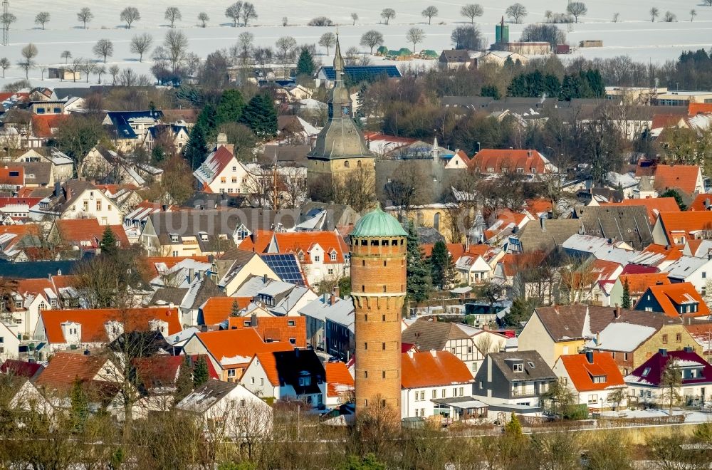 Rüthen von oben - Industriedenkmal Wasserturm in Rüthen im Bundesland Nordrhein-Westfalen