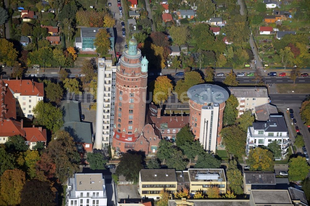 Berlin aus der Vogelperspektive: Industriedenkmal Wasserturm am Spandauer Damm in Berlin