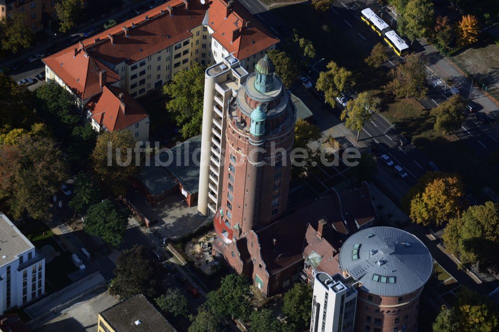 Berlin aus der Vogelperspektive: Industriedenkmal Wasserturm am Spandauer Damm in Berlin