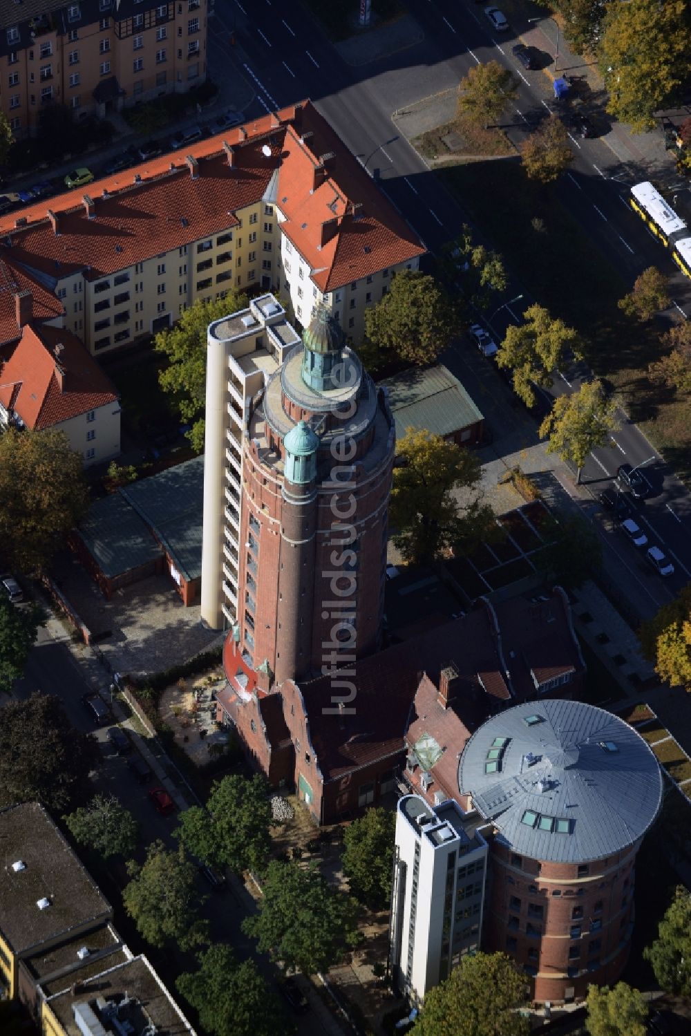 Luftaufnahme Berlin - Industriedenkmal Wasserturm am Spandauer Damm in Berlin