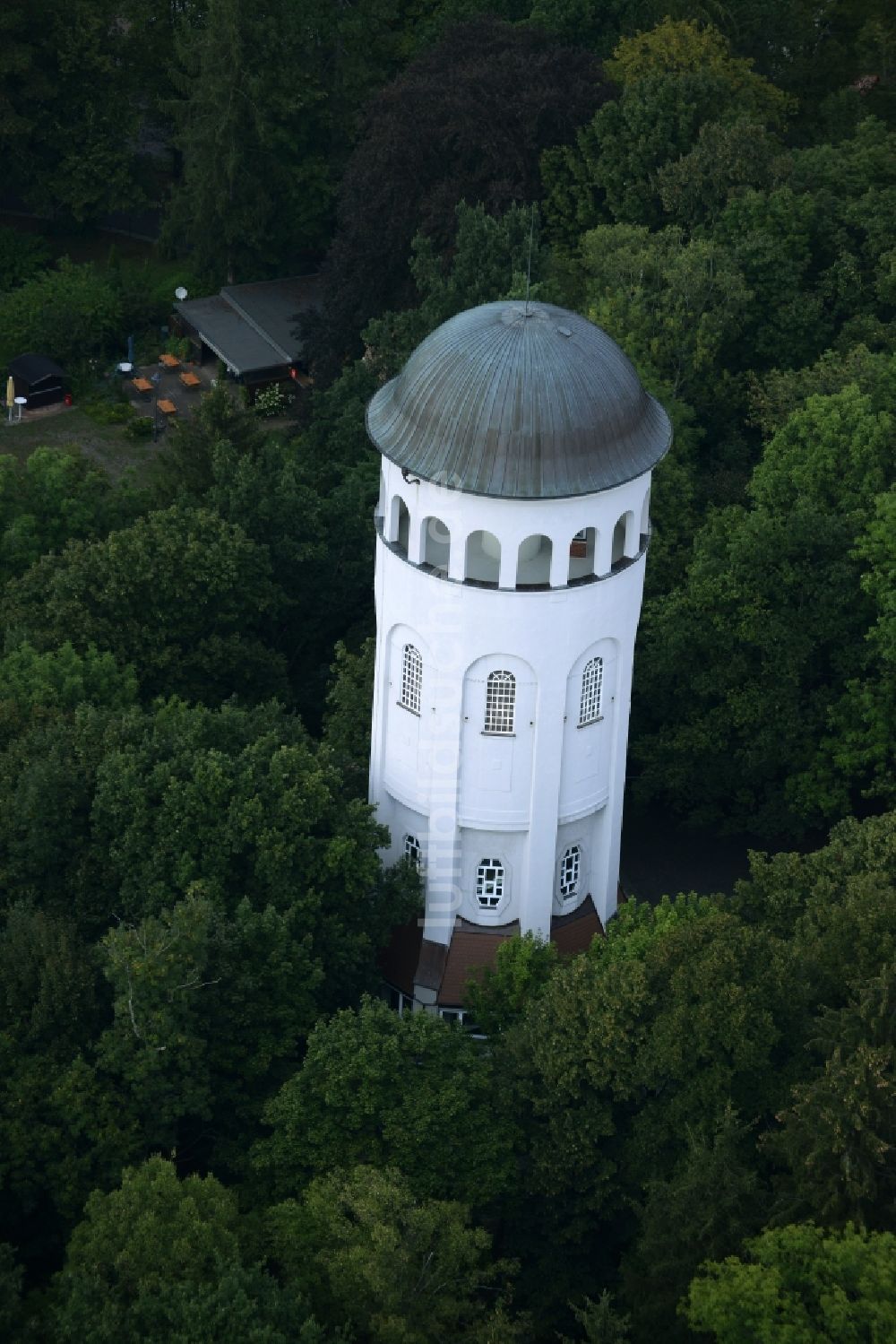 Burgstädt von oben - Industriedenkmal Wasserturm Taurasteinturm in Burgstädt im Bundesland Sachsen