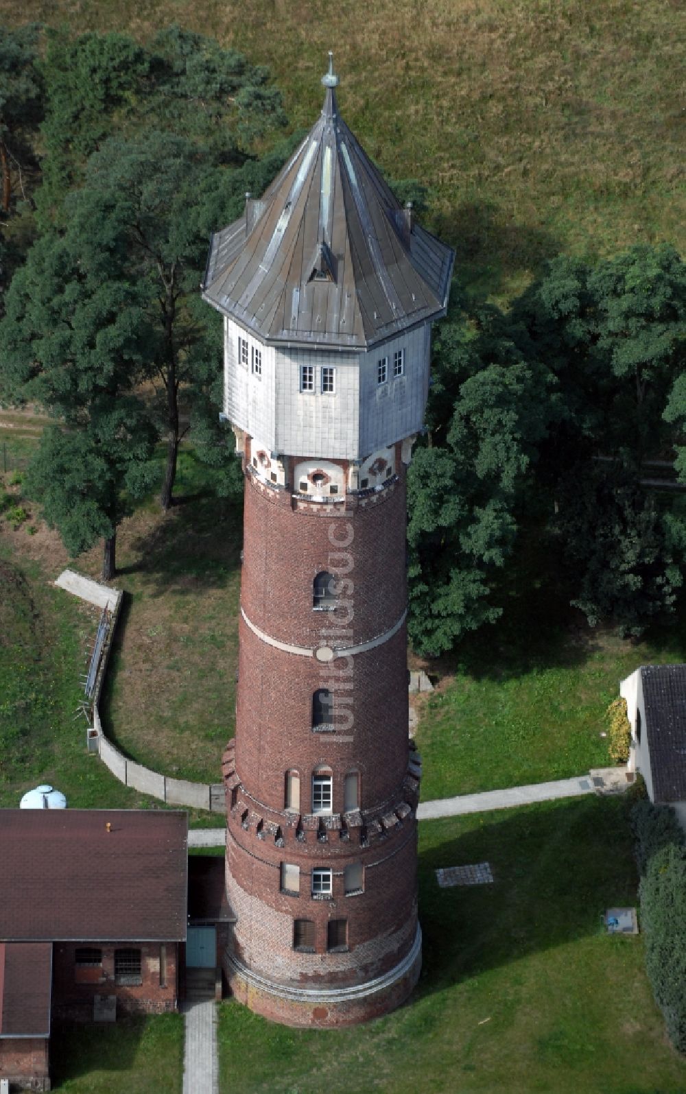 Zehdenick von oben - Industriedenkmal Wasserturm in Zehdenick im Bundesland Brandenburg, Deutschland