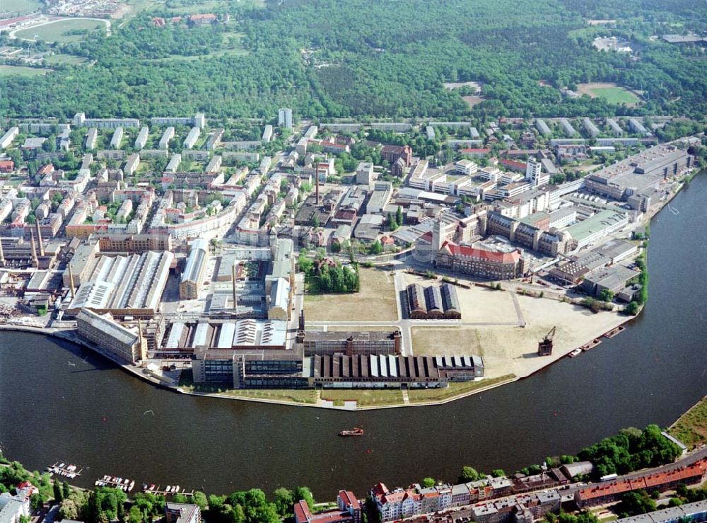 Luftaufnahme Berlin - Schöneweide - Industriegebiet Berlin - Oberschöneweide an der Spree.