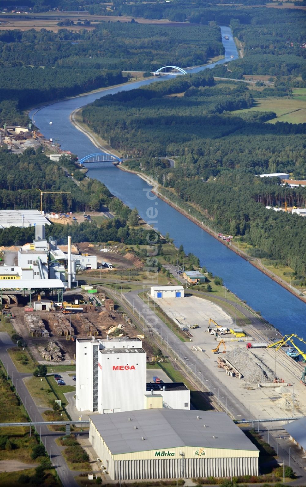 Luftbild Eberswalde - Industriegebiet am Binnenhafen im Eberswalder Stadtforst am Ufer des Oder-Havel-Kanals im Bundesland Brandenburg