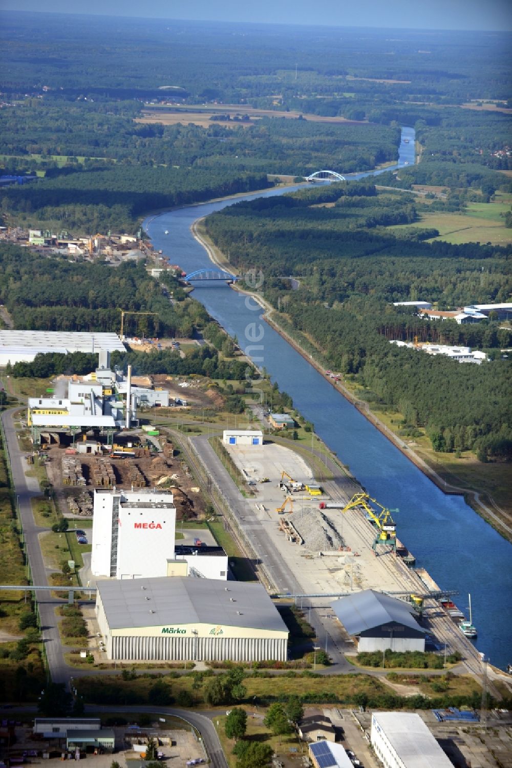 Luftaufnahme Eberswalde - Industriegebiet am Binnenhafen im Eberswalder Stadtforst am Ufer des Oder-Havel-Kanals im Bundesland Brandenburg