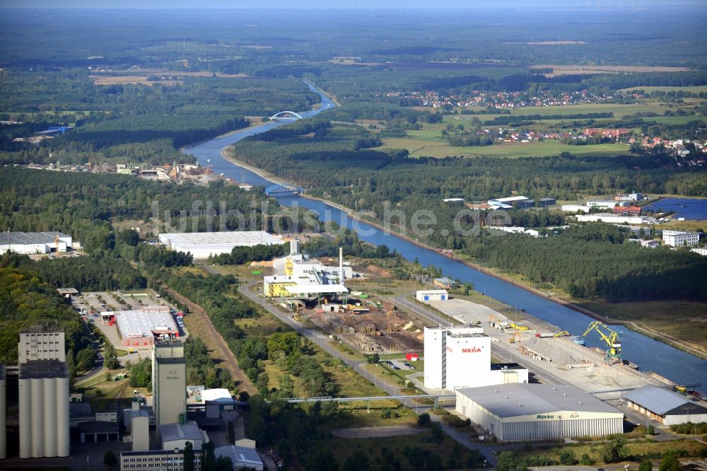 Luftaufnahme Eberswalde - Industriegebiet am Binnenhafen im Eberswalder Stadtforst am Ufer des Oder-Havel-Kanals im Bundesland Brandenburg