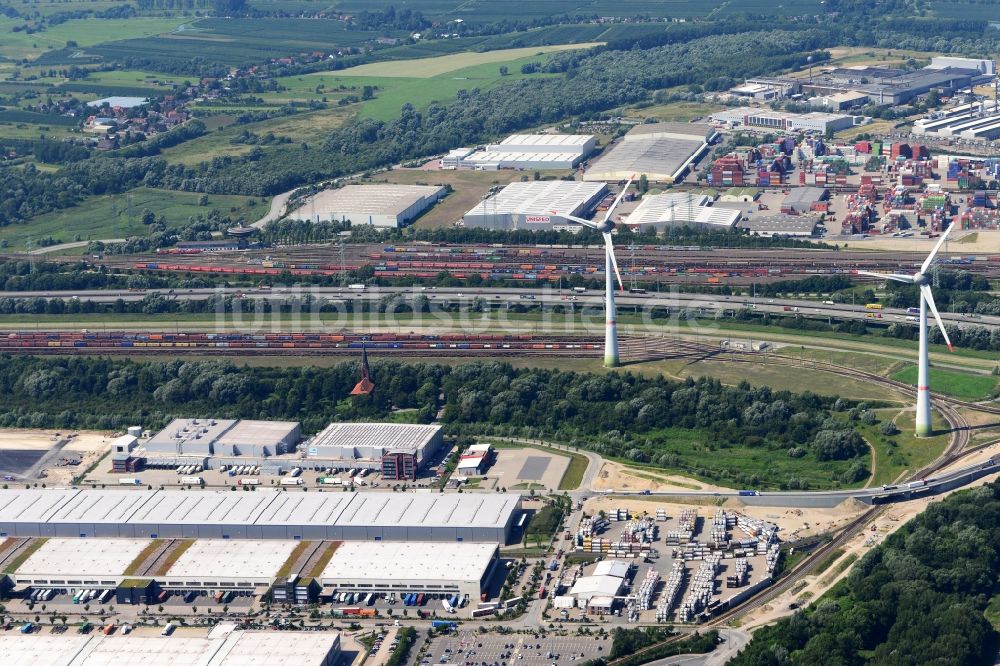 Hamburg von oben - Industriegebiet und Container Terminals mit Güterbahnhof entlang der Bundesautobahn A7 im Stadtteil Altenwerder in Hamburg