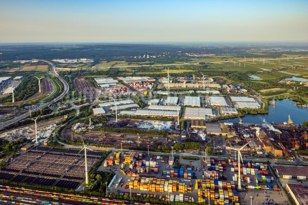 Hamburg aus der Vogelperspektive: Industriegebiet und Container Terminals mit Güterbahnhof entlang der Bundesautobahn A7 im Stadtteil Altenwerder in Hamburg