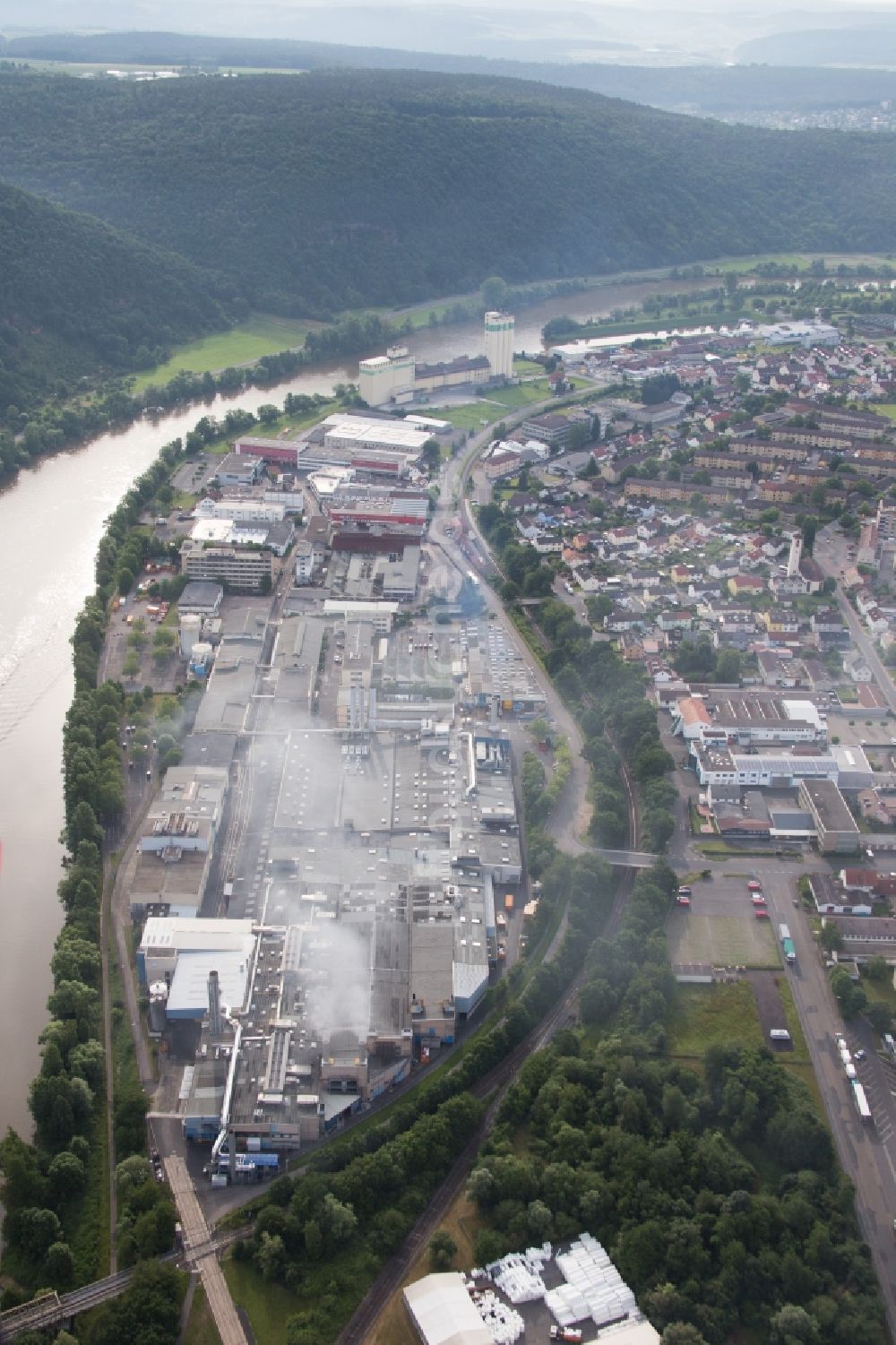 Luftbild Wertheim - Industriegebiet an den Fluss- Uferbereichen des Main im Ortsteil Bestenheid in Wertheim im Bundesland Baden-Württemberg, Deutschland