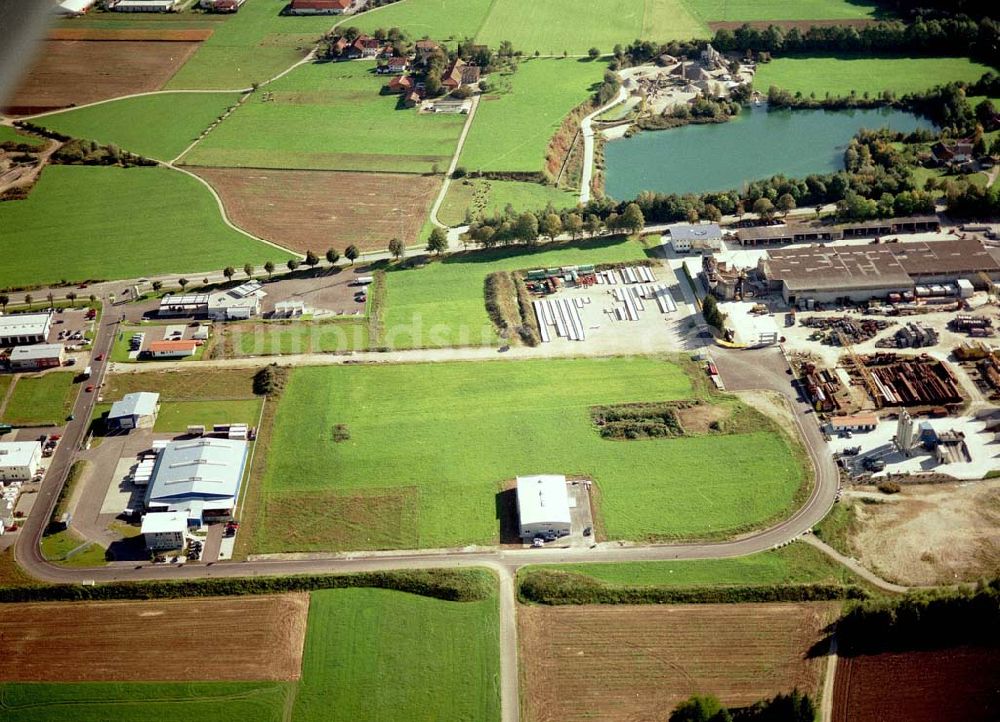 Luftaufnahme Freilassing / Bayern - Industriegebiet Freilassing - Süd der Unternehmensgruppe MAX AICHER an der B304 in Freilassing.