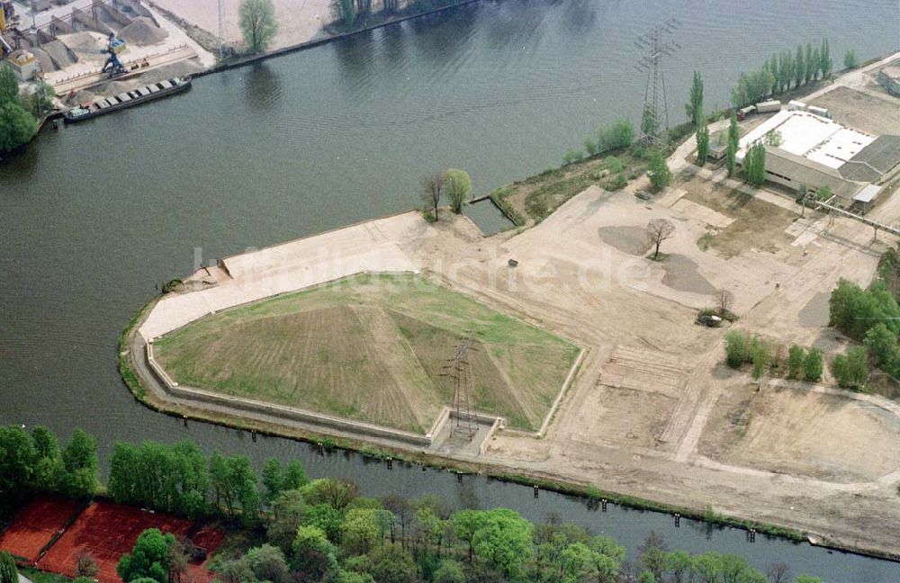 Luftaufnahme Berlin-Schöneweide - Industriegebiet am Güldenhofer Ufer / Spree in Schöneweide.