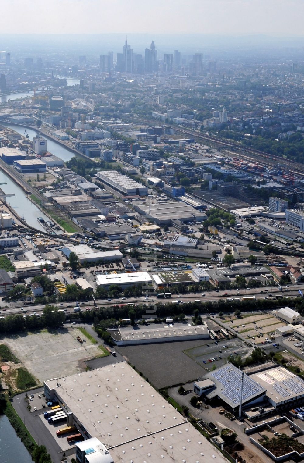 Luftbild Frankfurt am Main - Industriegebiet am Hafen in Frankfurt am Main im Bundesland Hessen