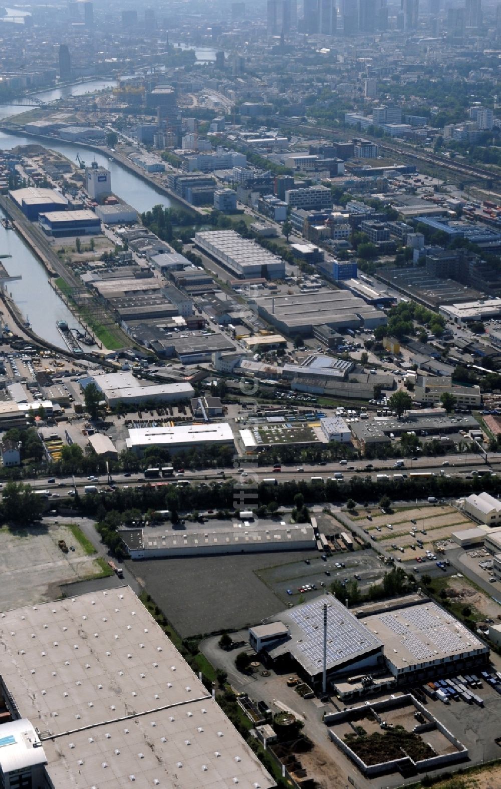 Luftaufnahme Frankfurt am Main - Industriegebiet am Hafen in Frankfurt am Main im Bundesland Hessen