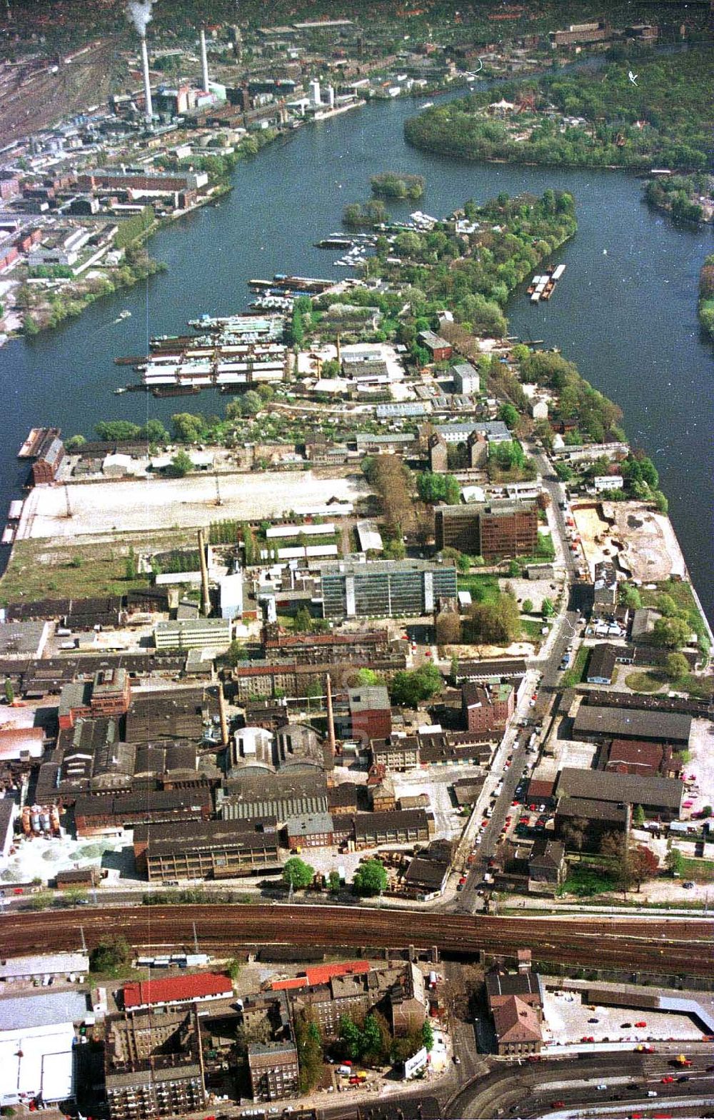 Luftbild Berlin - Industriegebiet auf der Halbinsel Alt - Stralau