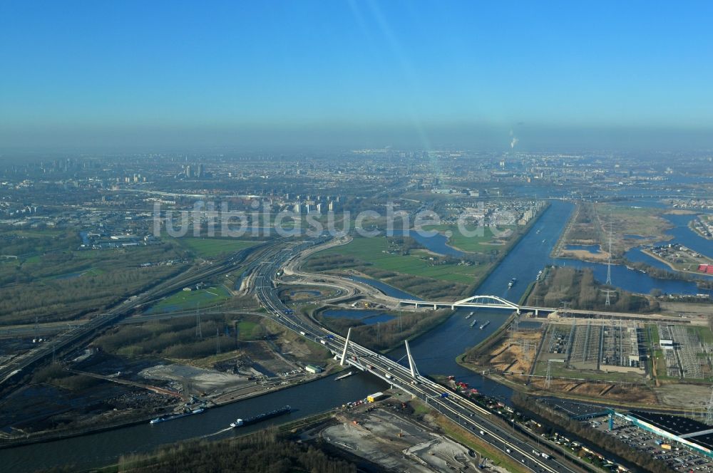 Luftaufnahme Amsterdam - Industriegebiet des Heizkraftwerkes der Electriciteitscentrale Diemen von Amsterdam der Hauptstadt der Niederlande