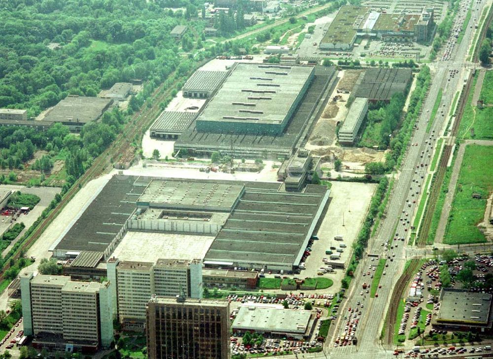 Berlin - Lichtenberg aus der Vogelperspektive: Industriegebiet an der Landsberger Allee in Berlin - Lichtenberg - Ecke Rhinstraße