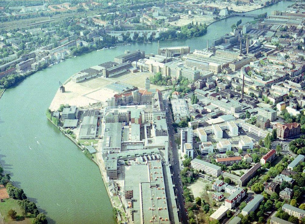 Berlin - Oberschöneweide aus der Vogelperspektive: Industriegebiet Oberschöneweide in Berlin - Schöneweide.