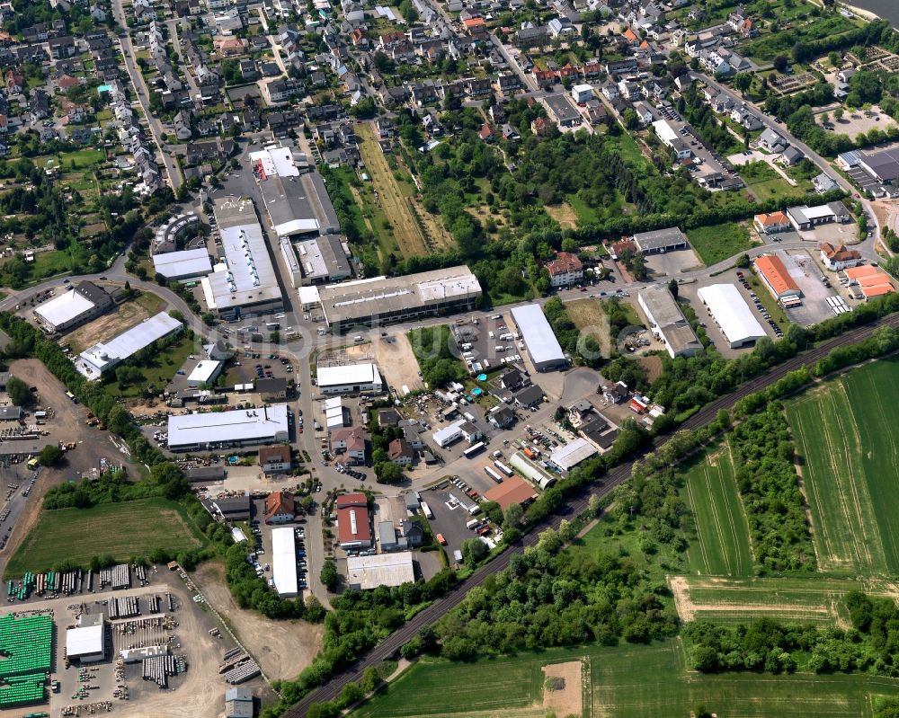 Urmitz von oben - Industriegebiet im Osten der Ortsgemeinde Urmitz im Bundesland Rheinland-Pfalz