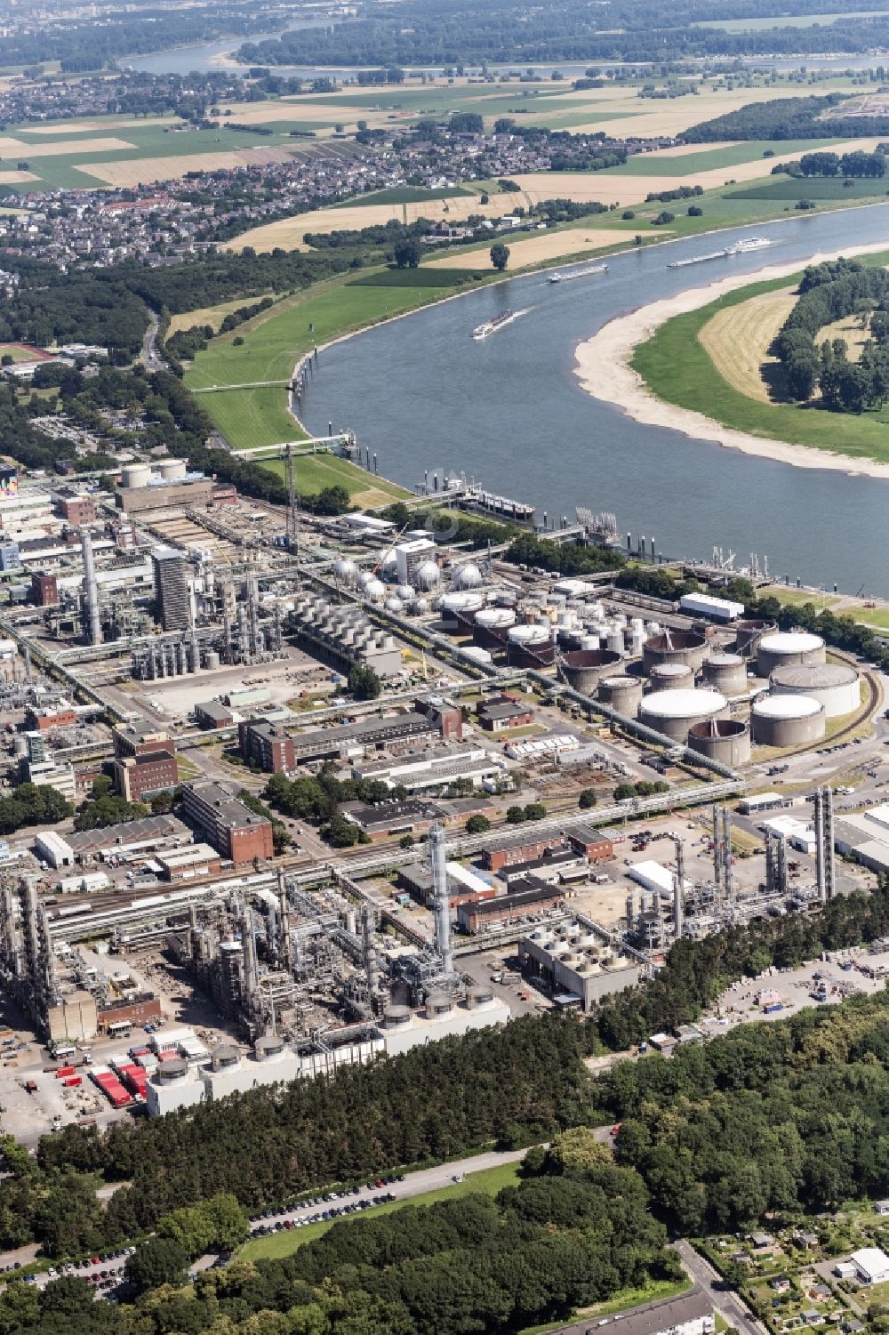 Köln aus der Vogelperspektive: Industriegelände Chempark (ehemals Bayerwerk Dormagen oder Chemiepark Dormagen) in Dormagen im Bundesland Nordrhein-Westfalen