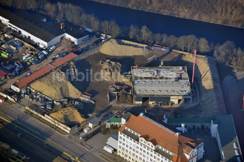 Luftaufnahme Berlin - Industriegelände zwischen Saalburgstraße und Teltowkanal im Ortsteil Britz im Bezirk Neukölln in Berlin