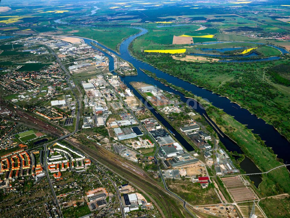 Magdeburg von oben - Industriehafen im Bereich des Binnenhafen Magdeburg im Bundesland Sachsen-Anhalt