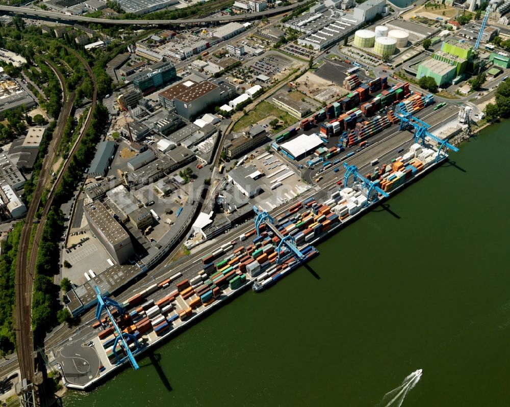 Mainz aus der Vogelperspektive: Industriehafen und Industriegelände im Norden von Mainz im Bundesland Rheinland-Pfalz