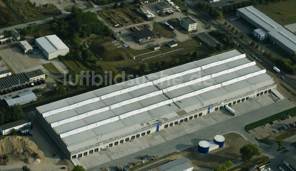 Luftaufnahme Hoppegarten - Industriehalle an der Indutriestraße im Gewerbegebiet in Hoppegarten im Bundesland Brandenburg