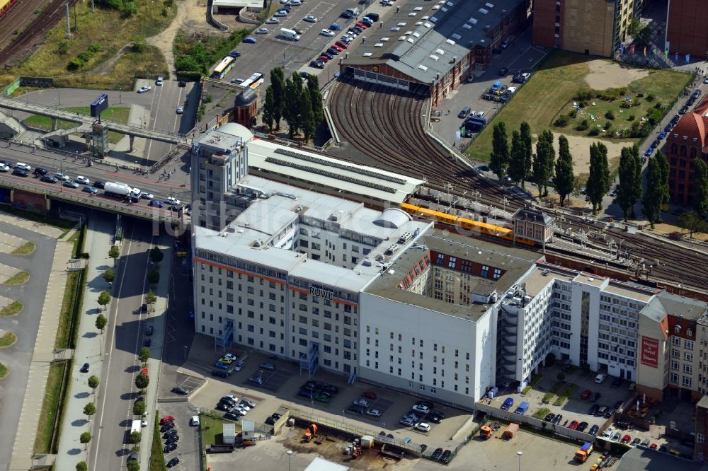 Berlin aus der Vogelperspektive: Industriepalast in der Warschauer Straße entlang des Schienenverkehrs der U-Bahn in Berlin- Friedrichshain