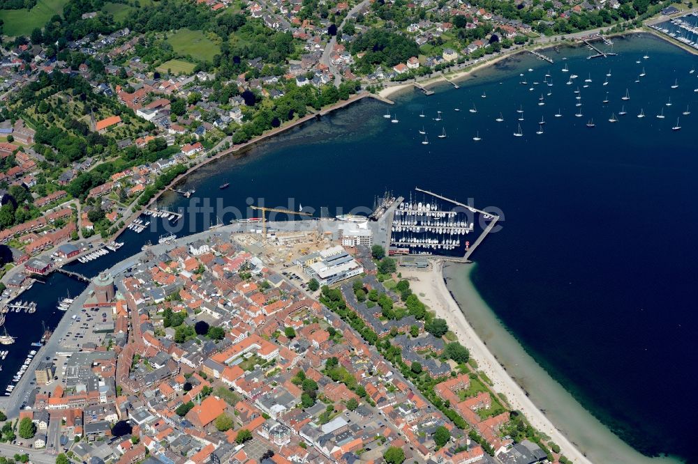 Eckernförde von oben - Innenhafen und Im-jaich Stadthafen in Eckernförde im Bundesland Schleswig-Holstein