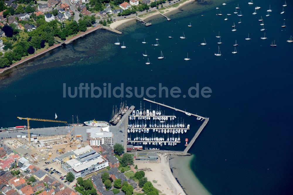 Eckernförde aus der Vogelperspektive: Innenhafen und Im-jaich Stadthafen in Eckernförde im Bundesland Schleswig-Holstein