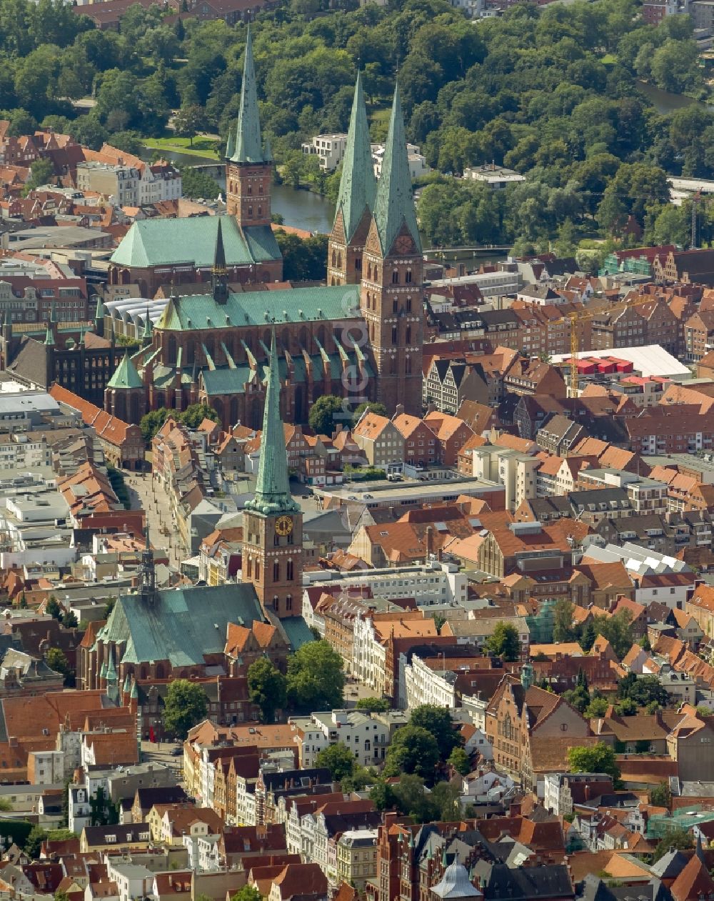 Luftaufnahme Lübeck - Innenstadt und des Altstadt - Zentrums von Lübeck im Bundesland Schleswig-Holstein